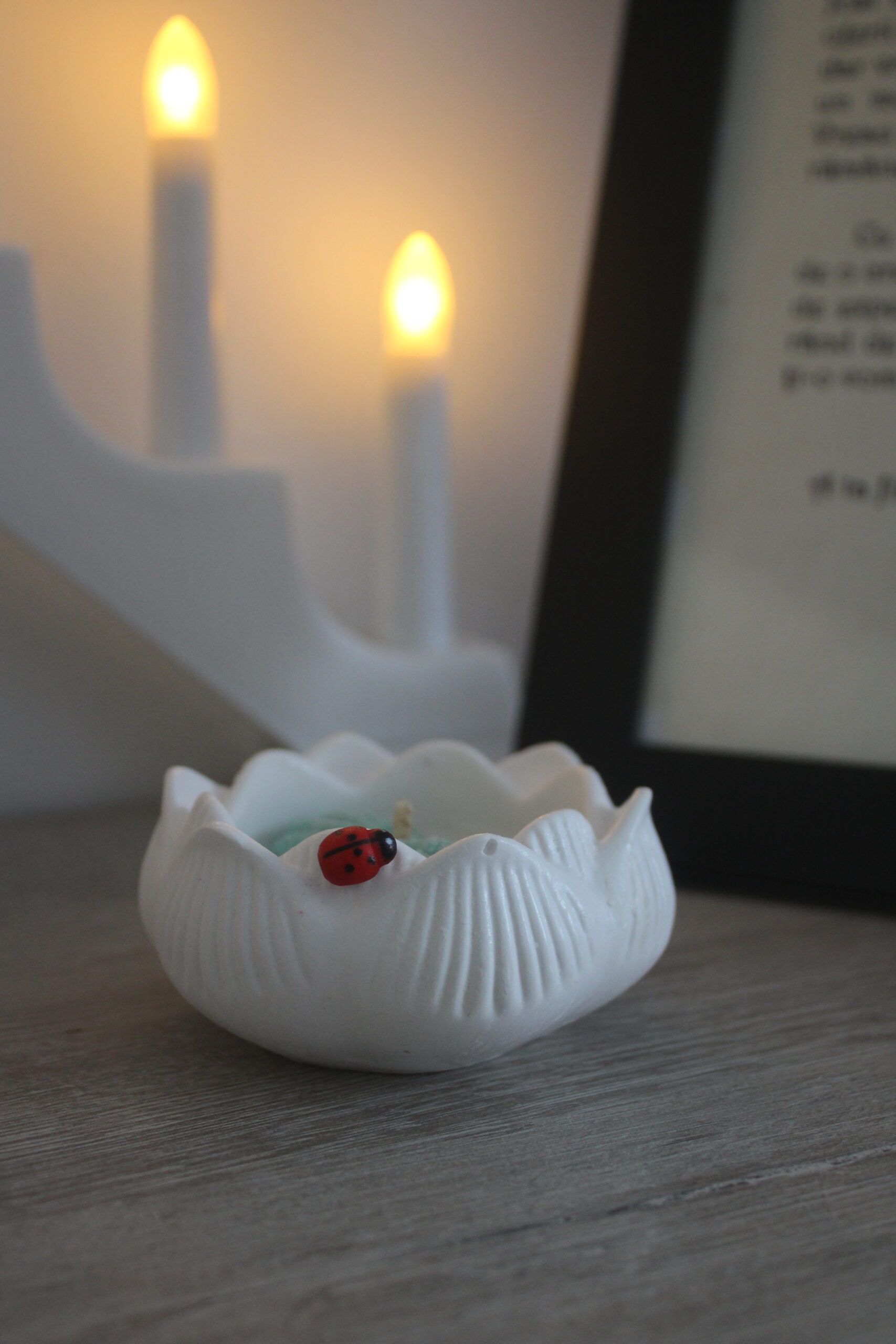 Lumanare in recipient ceramic de tip floare